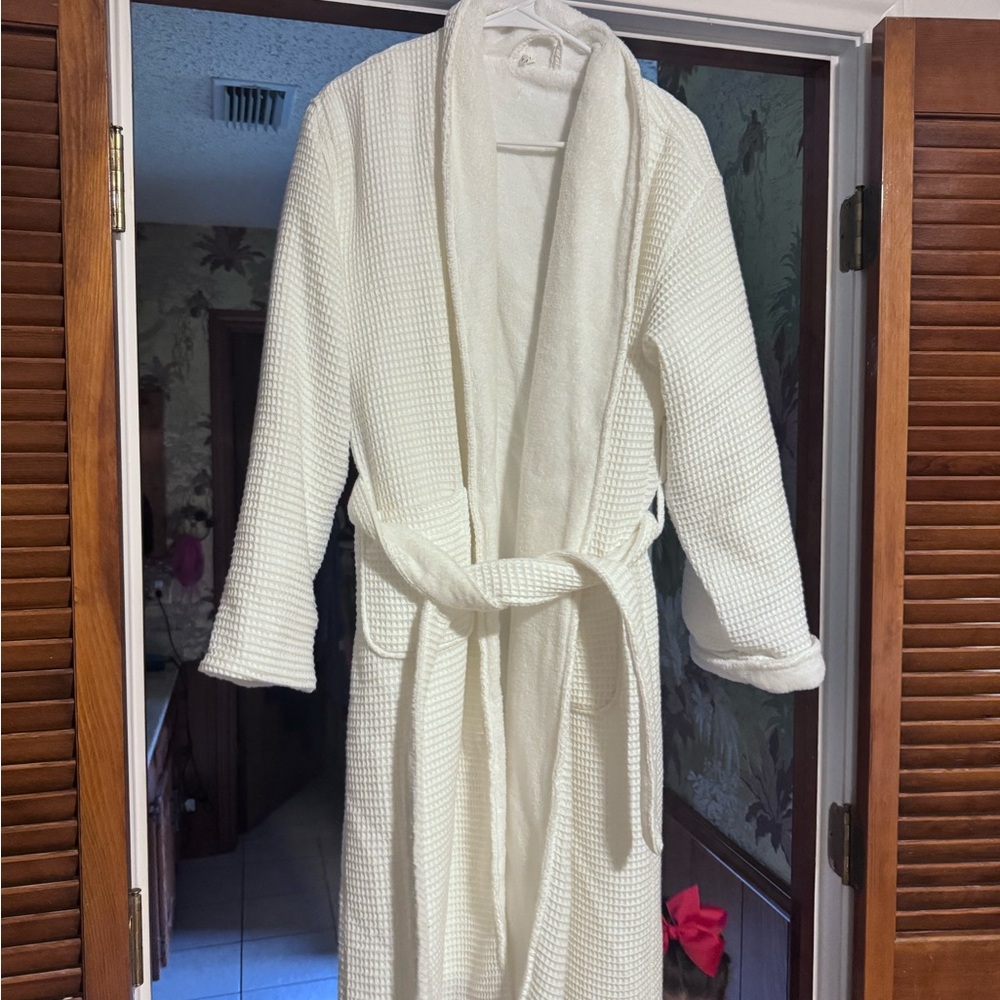 Pottery Barn White Waffle Weave Bath Robe with Shawl Collar